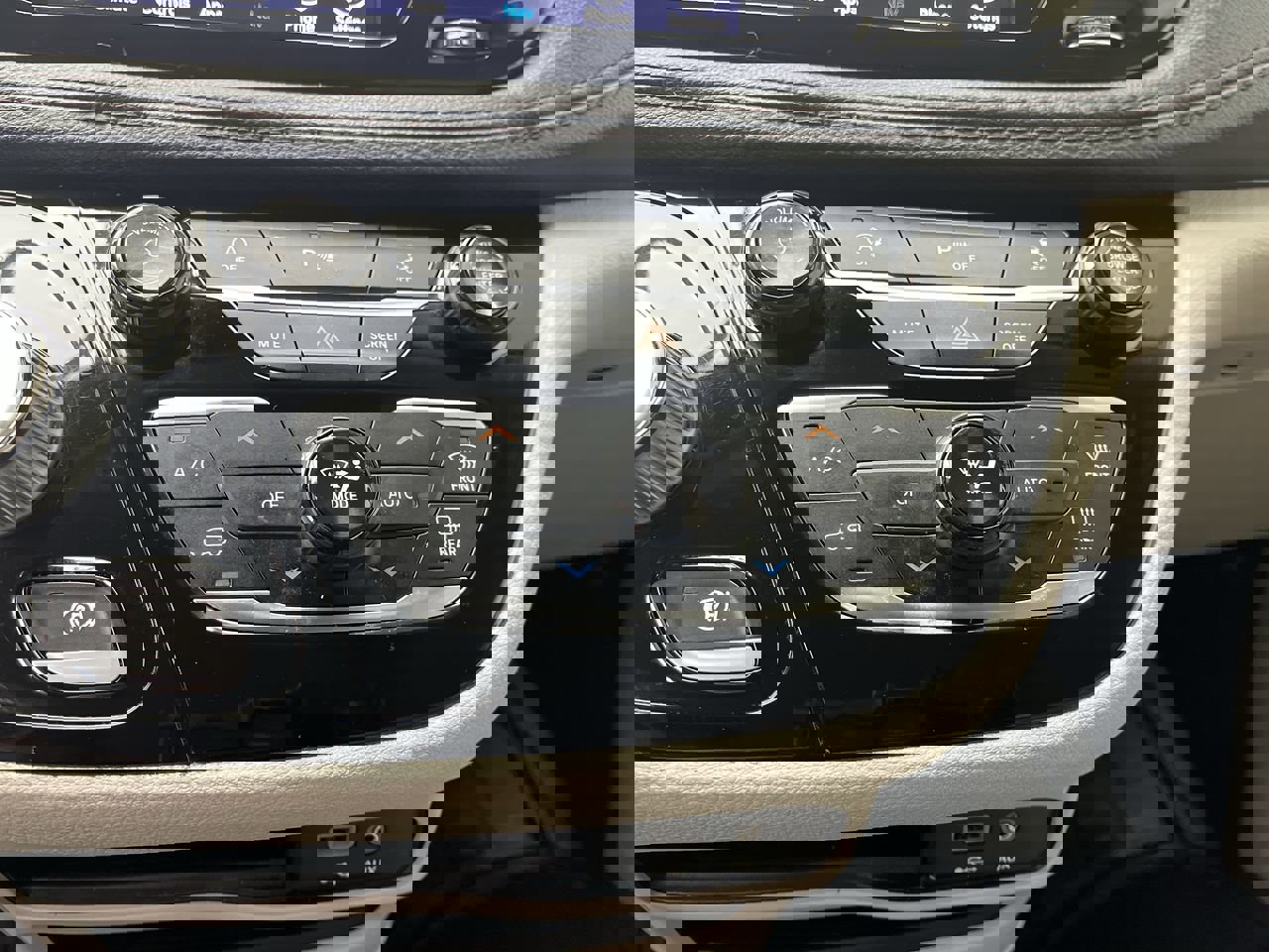 Used 2020 Chrysler Pacifica Limited image 23