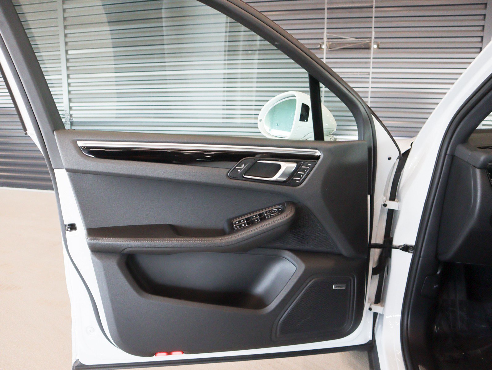 Certified 2023 Porsche Macan S AWD/4WD image 23