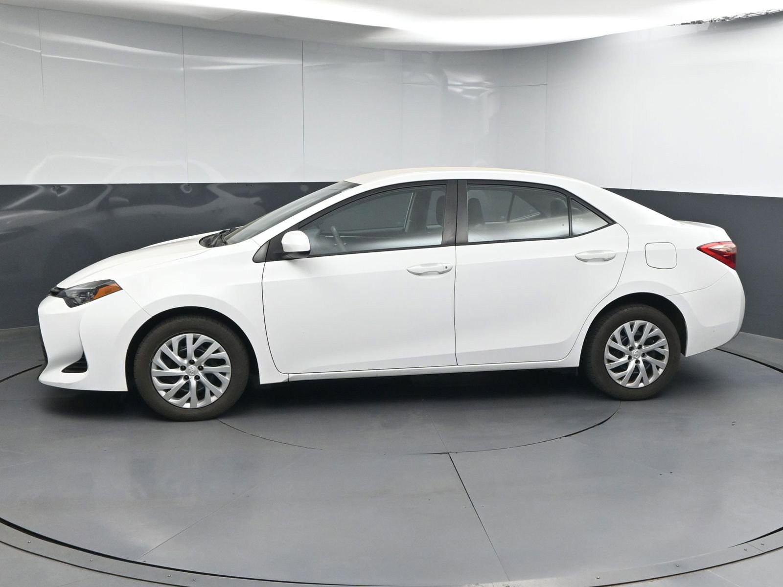 Used 2019 Toyota Corolla LE image 4