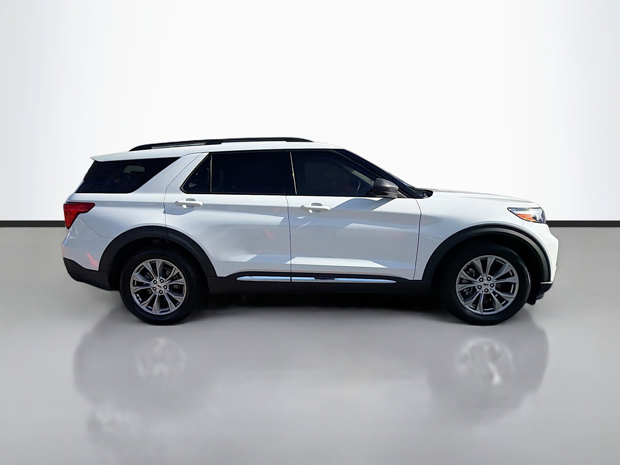 Used 2022 Ford Explorer XLT w/ Equipment Group 202A image 2