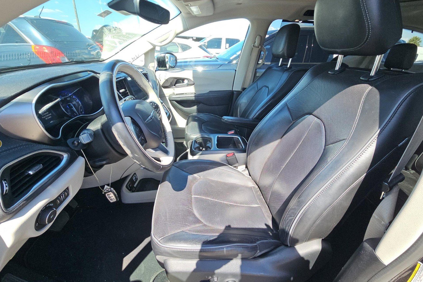 Used 2017 Chrysler Pacifica Limited w/ UConnect Theater Package FWD image 10