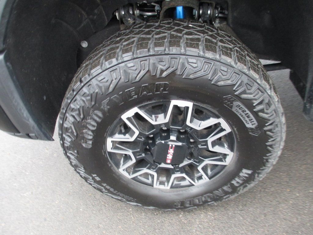 Used 2025 GMC Sierra 2500 AT4X image 14