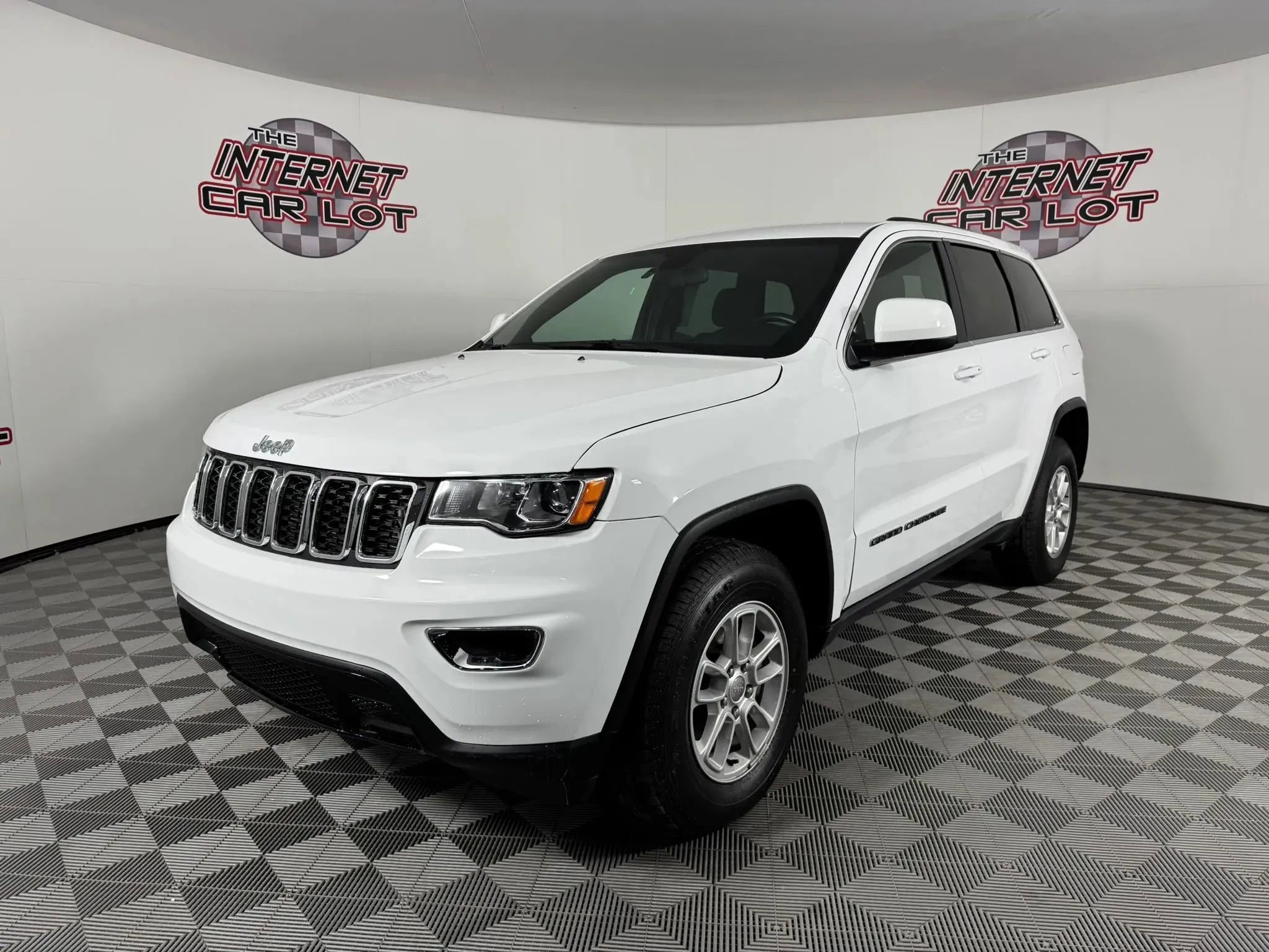 Used 2018 Jeep Grand Cherokee Laredo AWD/4WD image 3
