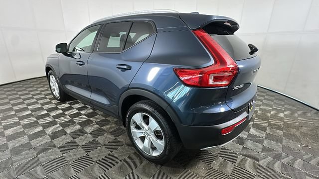 Used 2021 Volvo XC40 T4 Momentum FWD image 5