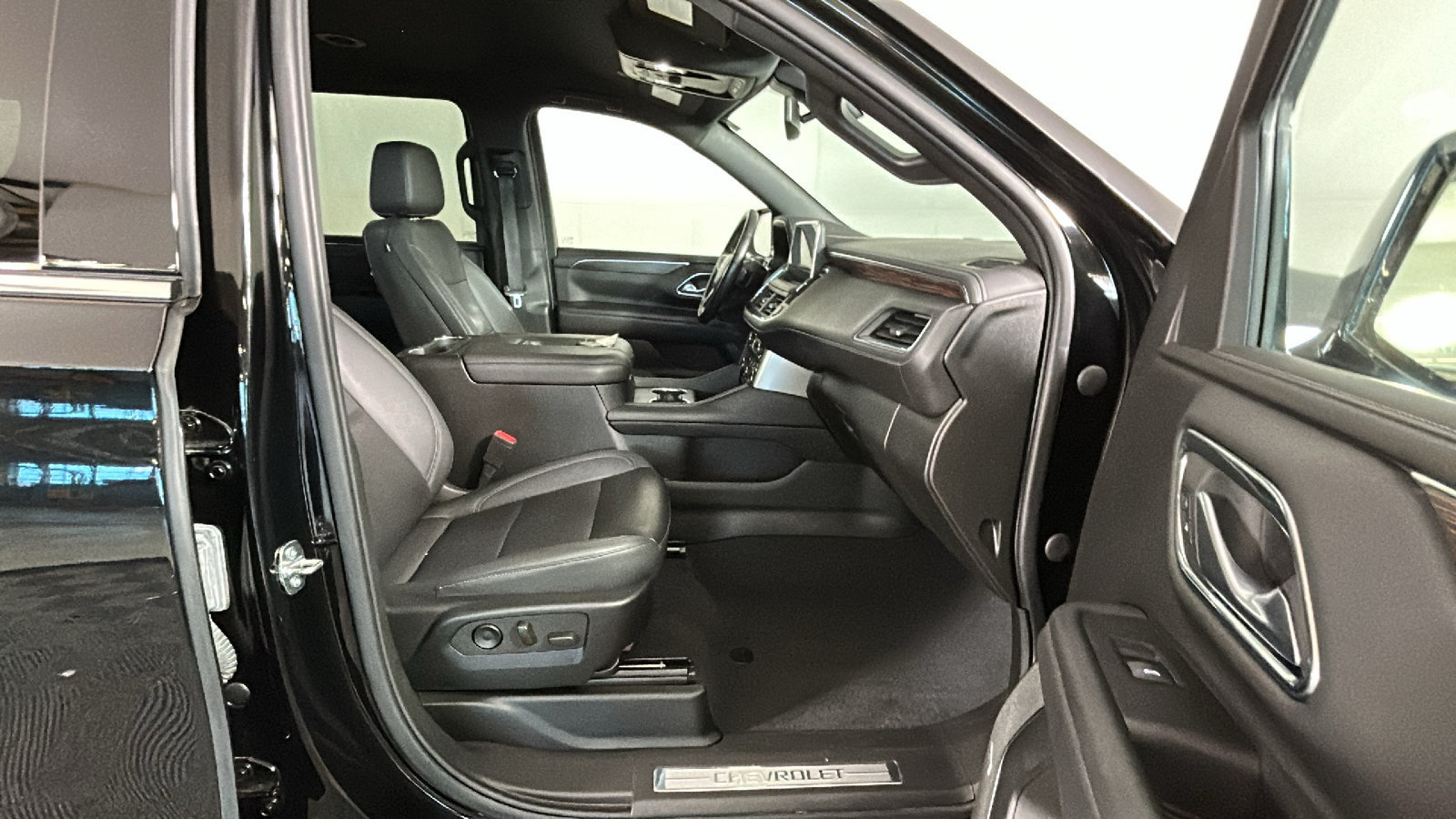 Used 2022 Chevrolet Suburban LT AWD/4WD image 36