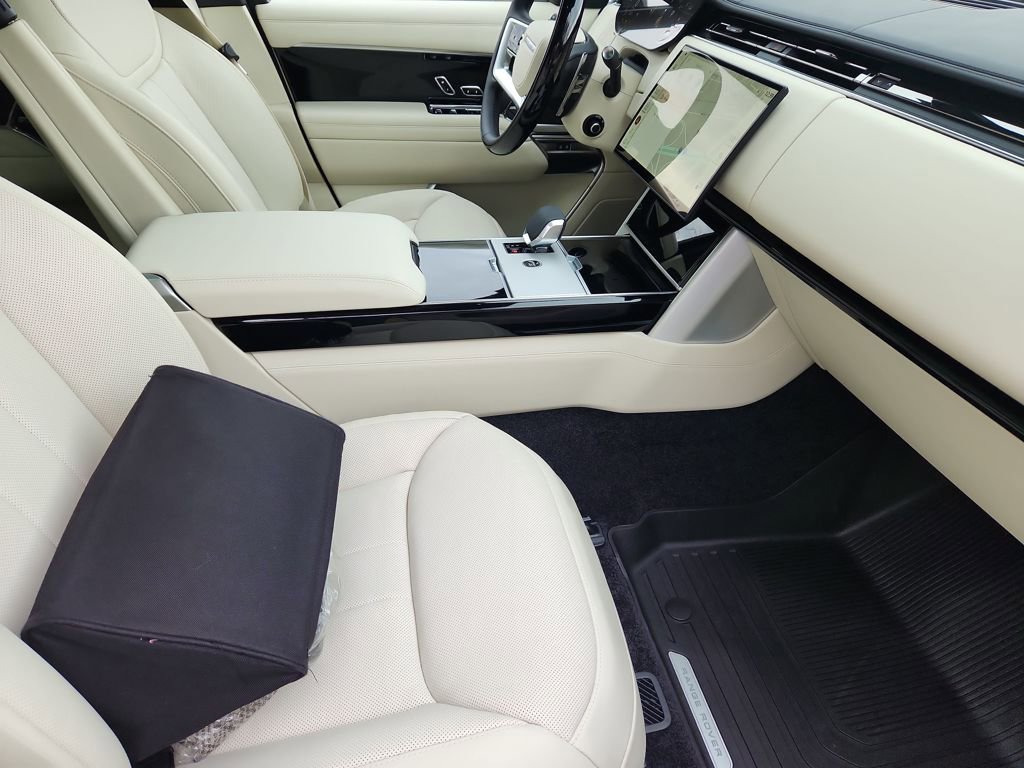 New 2025 Land Rover Range Rover SE image 3