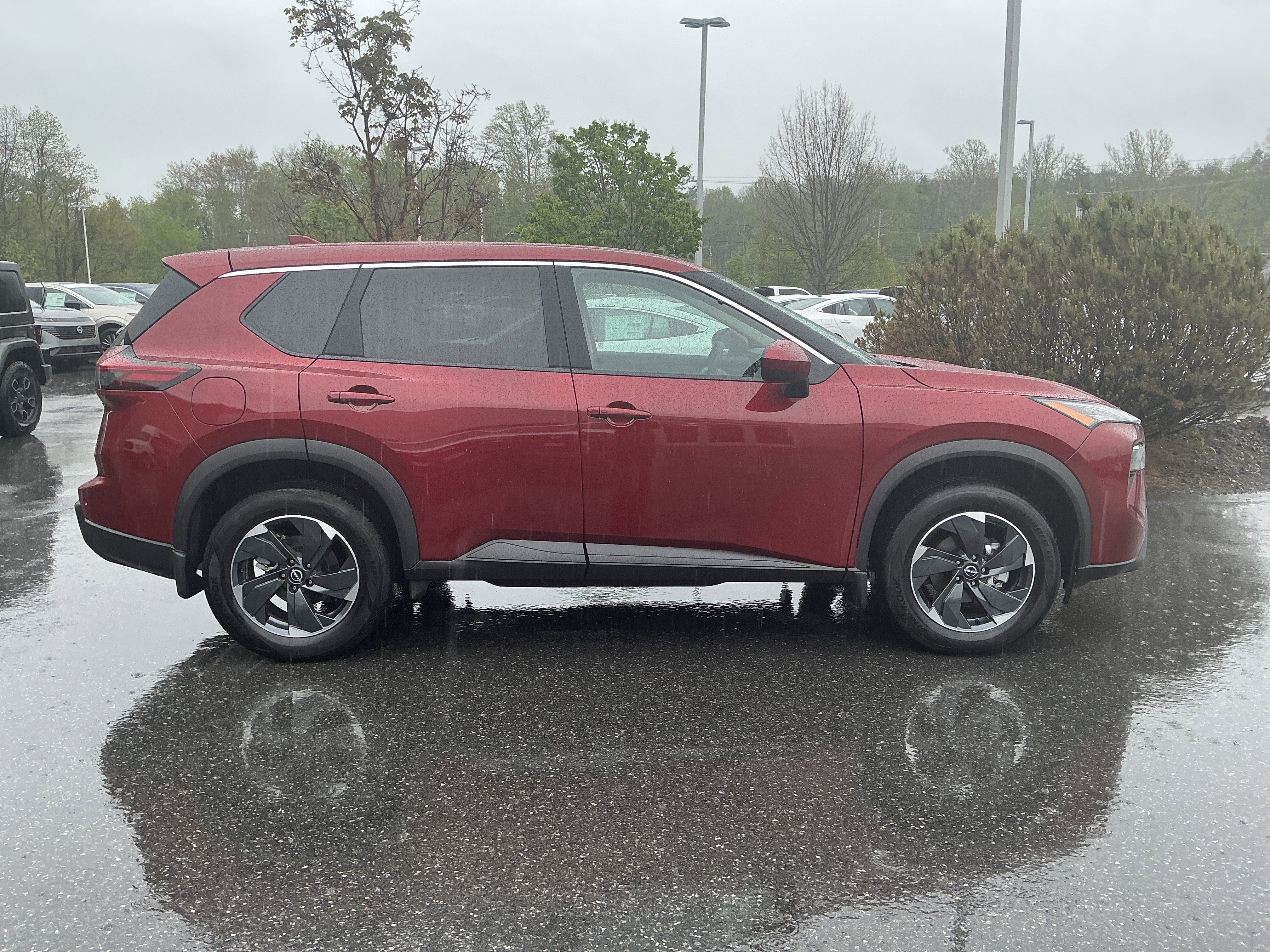 Used 2026 Nissan Rogue SV AWD/4WD image 2