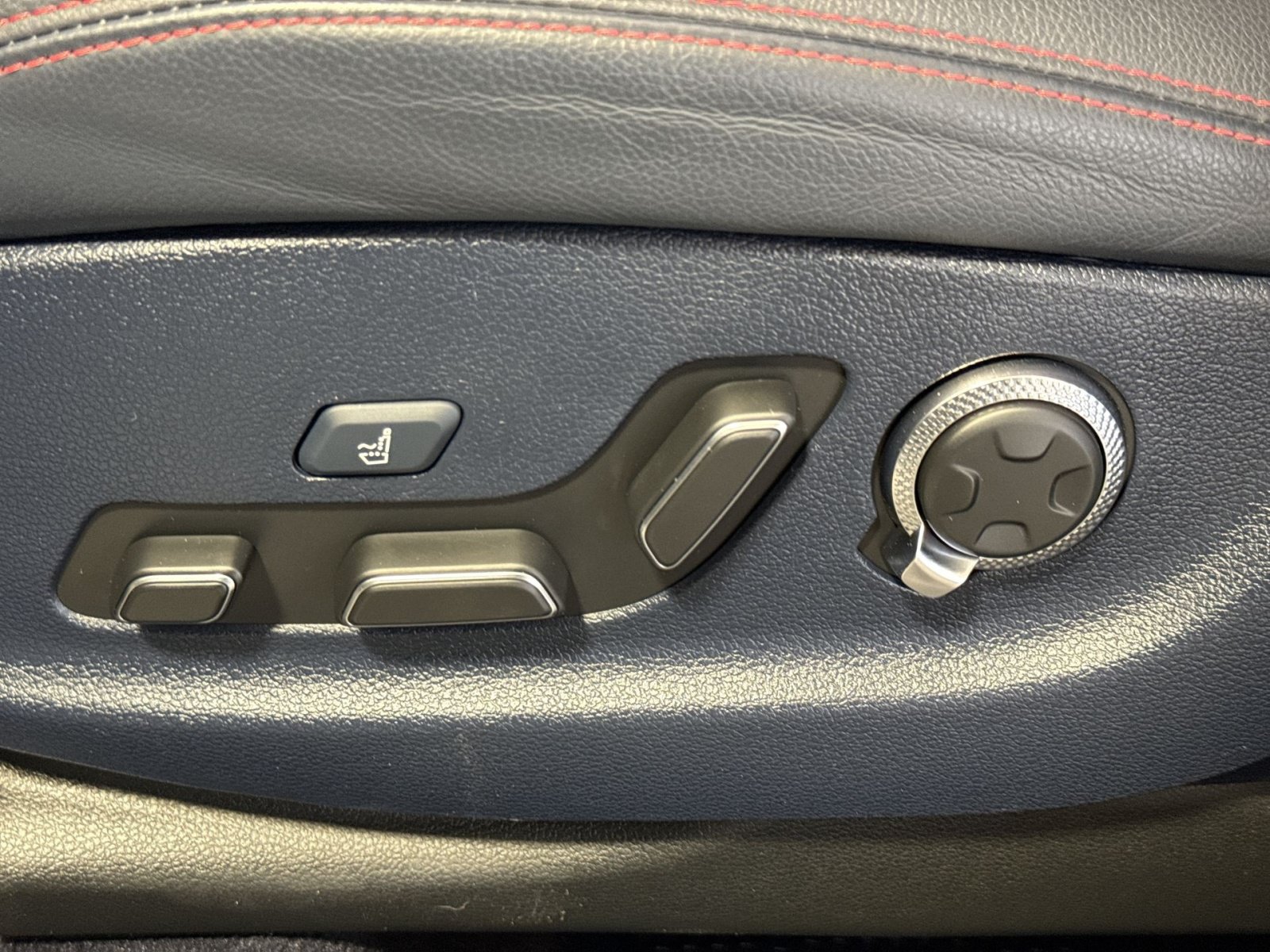 Used 2024 Genesis GV70 3.5T Sport AWD/4WD image 15