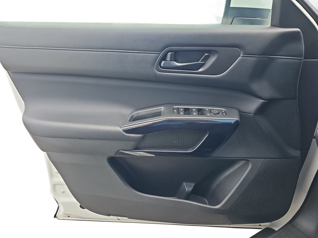 Used 2025 Nissan Pathfinder SV FWD image 25