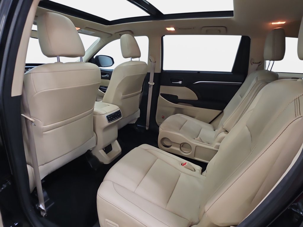 Used 2015 Toyota Highlander Limited Platinum FWD image 12