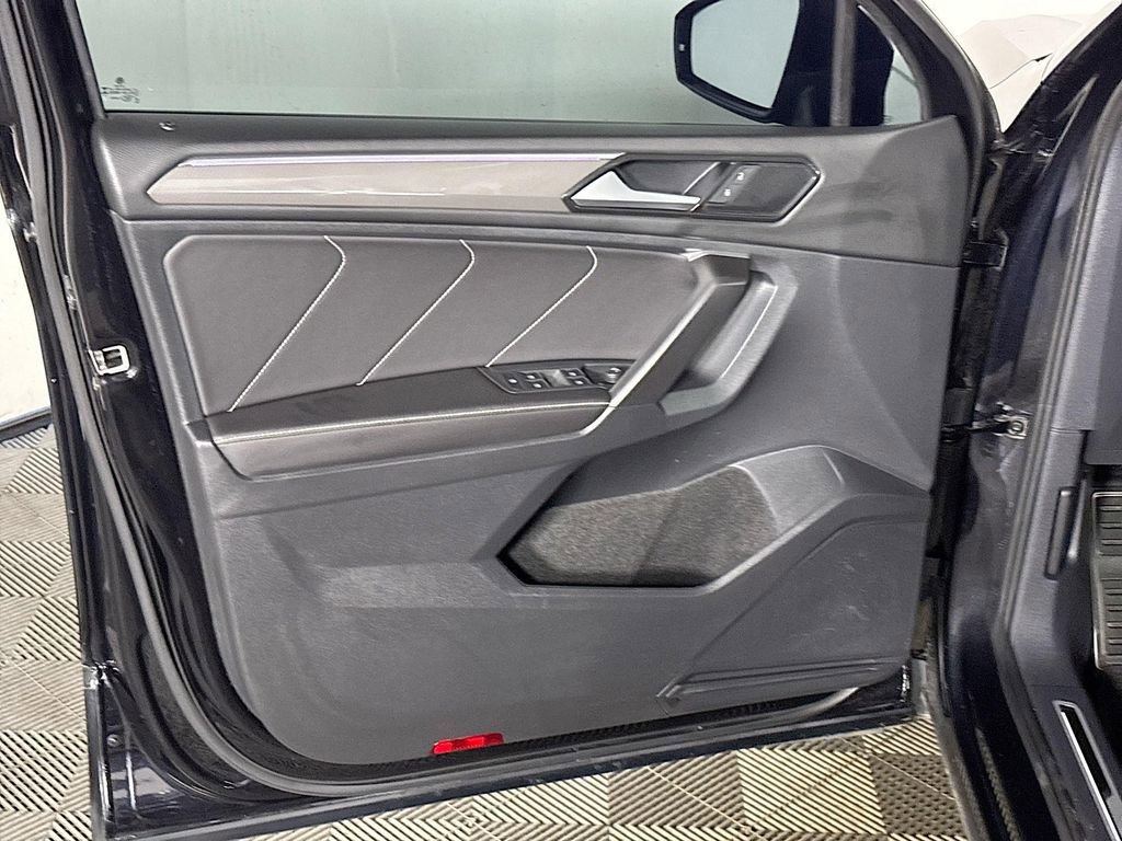 Used 2023 Volkswagen Tiguan SE R-Line image 10