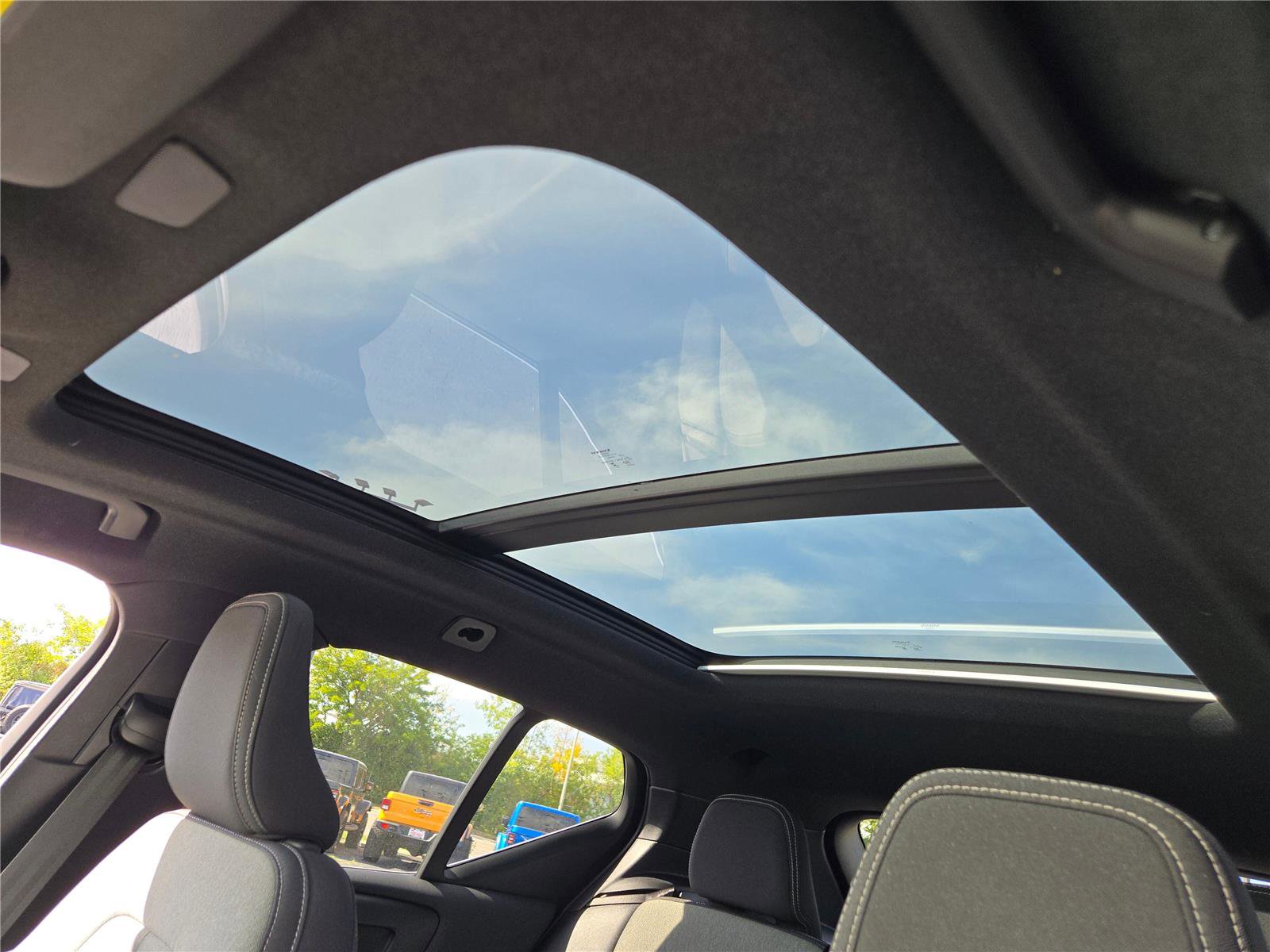 Used 2024 Volvo XC40 B5 Core image 30