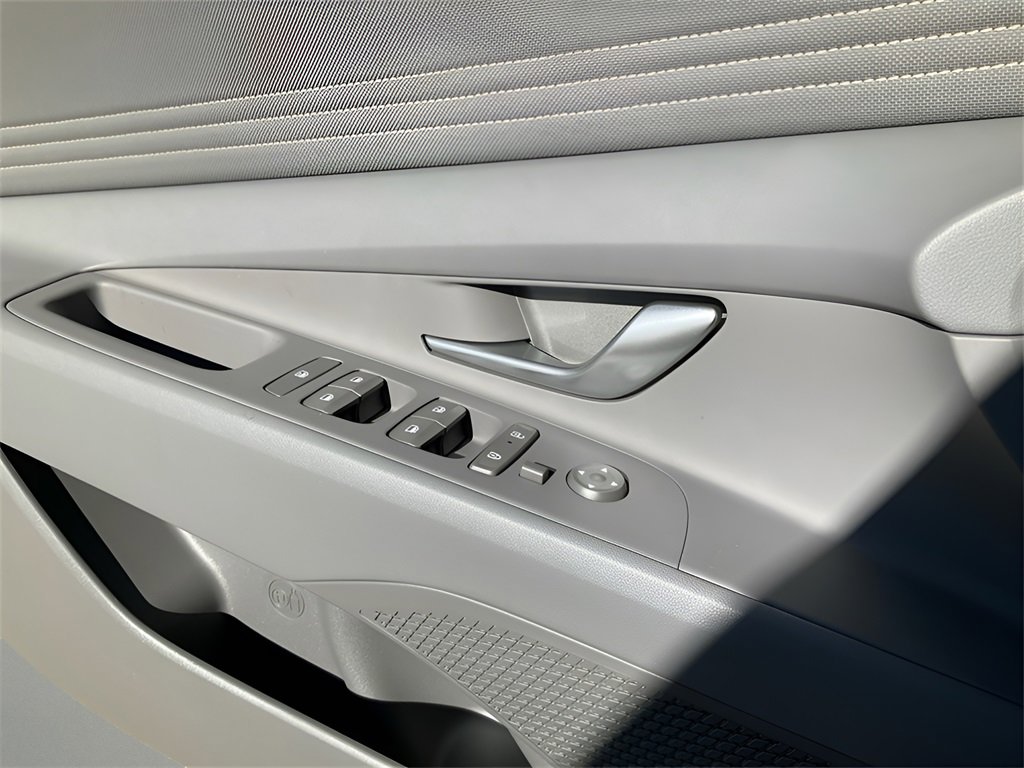 Certified 2025 Hyundai Elantra Sport image 17