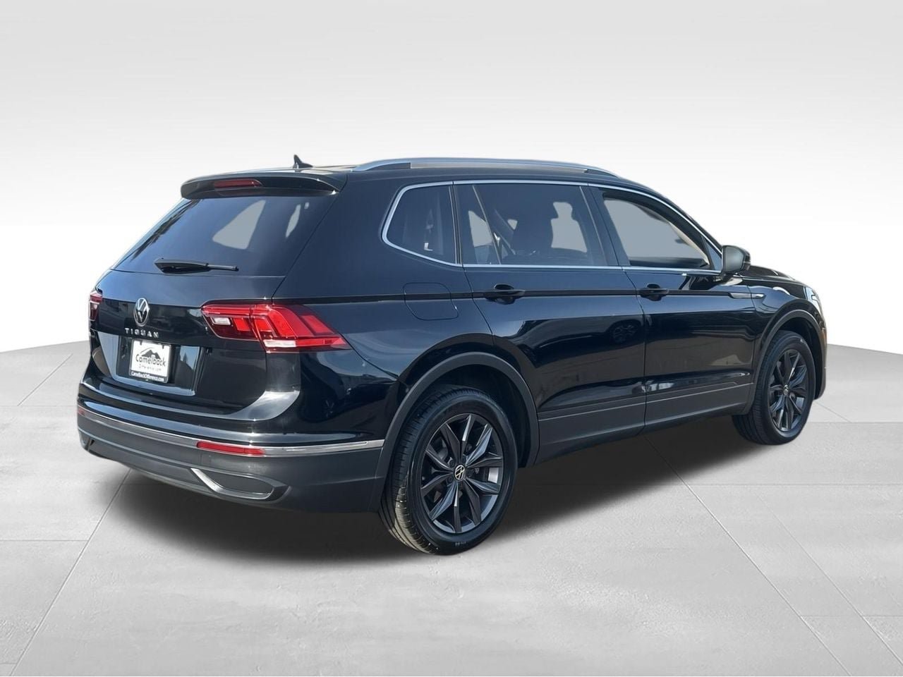 Used 2023 Volkswagen Tiguan SE w/ Panoramic Sunroof Package FWD image 6