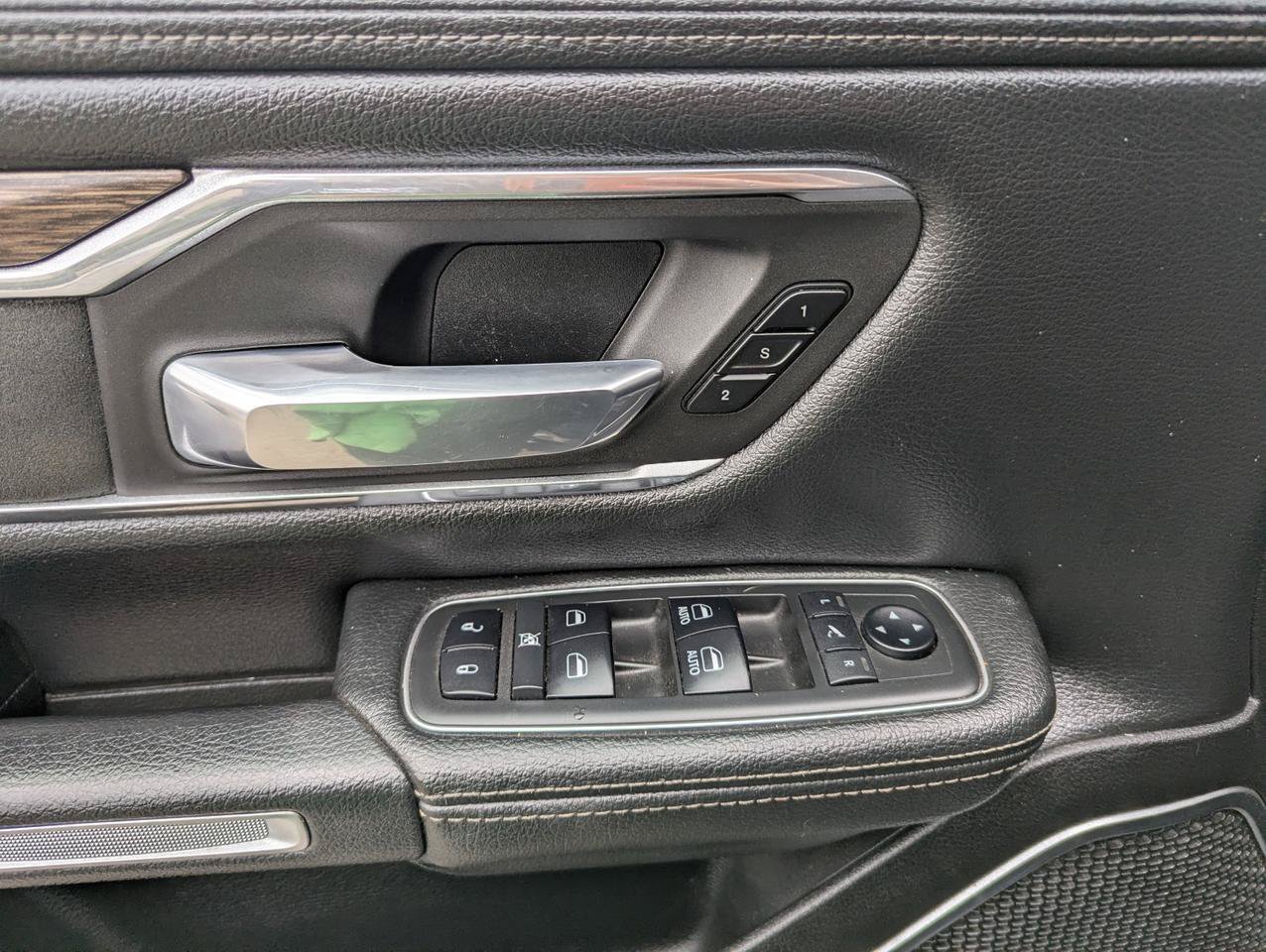 Used 2019 RAM 1500 Laramie AWD/4WD image 10