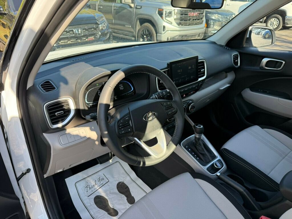 Used 2025 Hyundai Venue SEL image 3