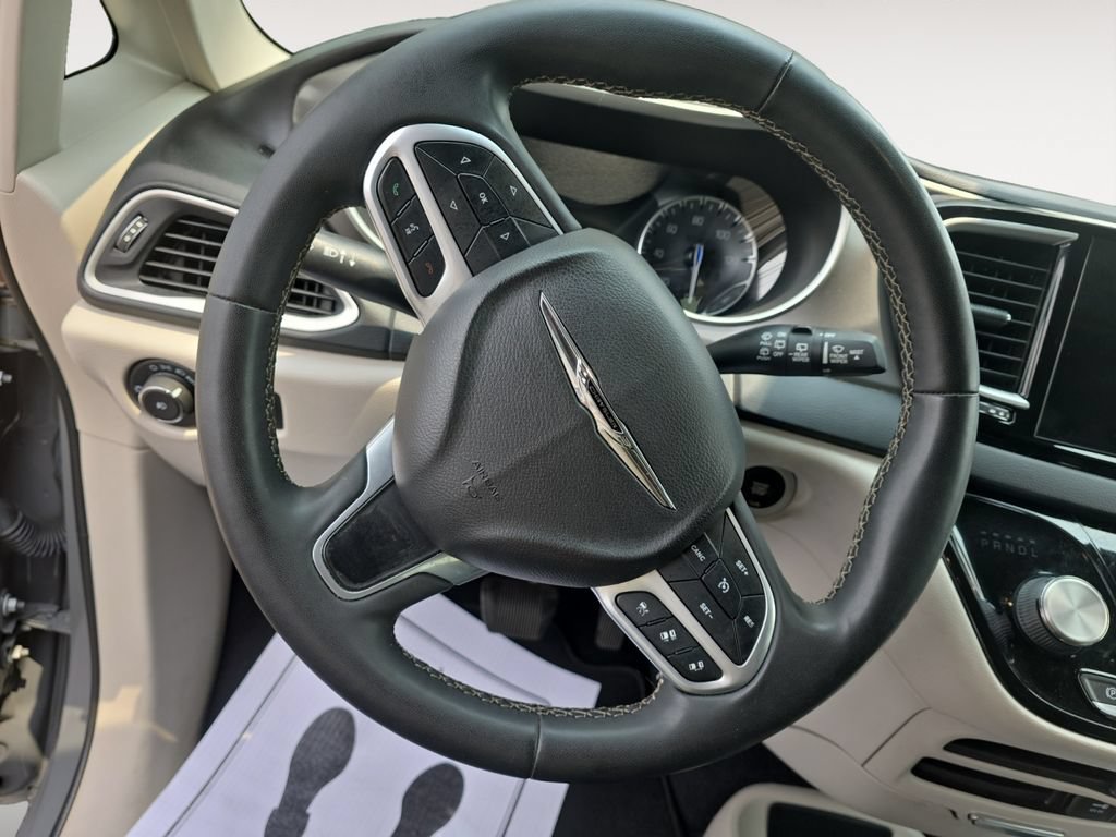 Used 2022 Chrysler Pacifica Touring-L FWD image 12
