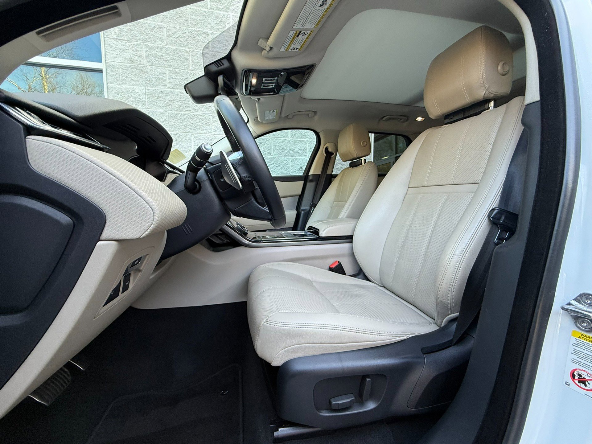 Used 2018 Land Rover Range Rover Velar R-Dynamic SE image 14