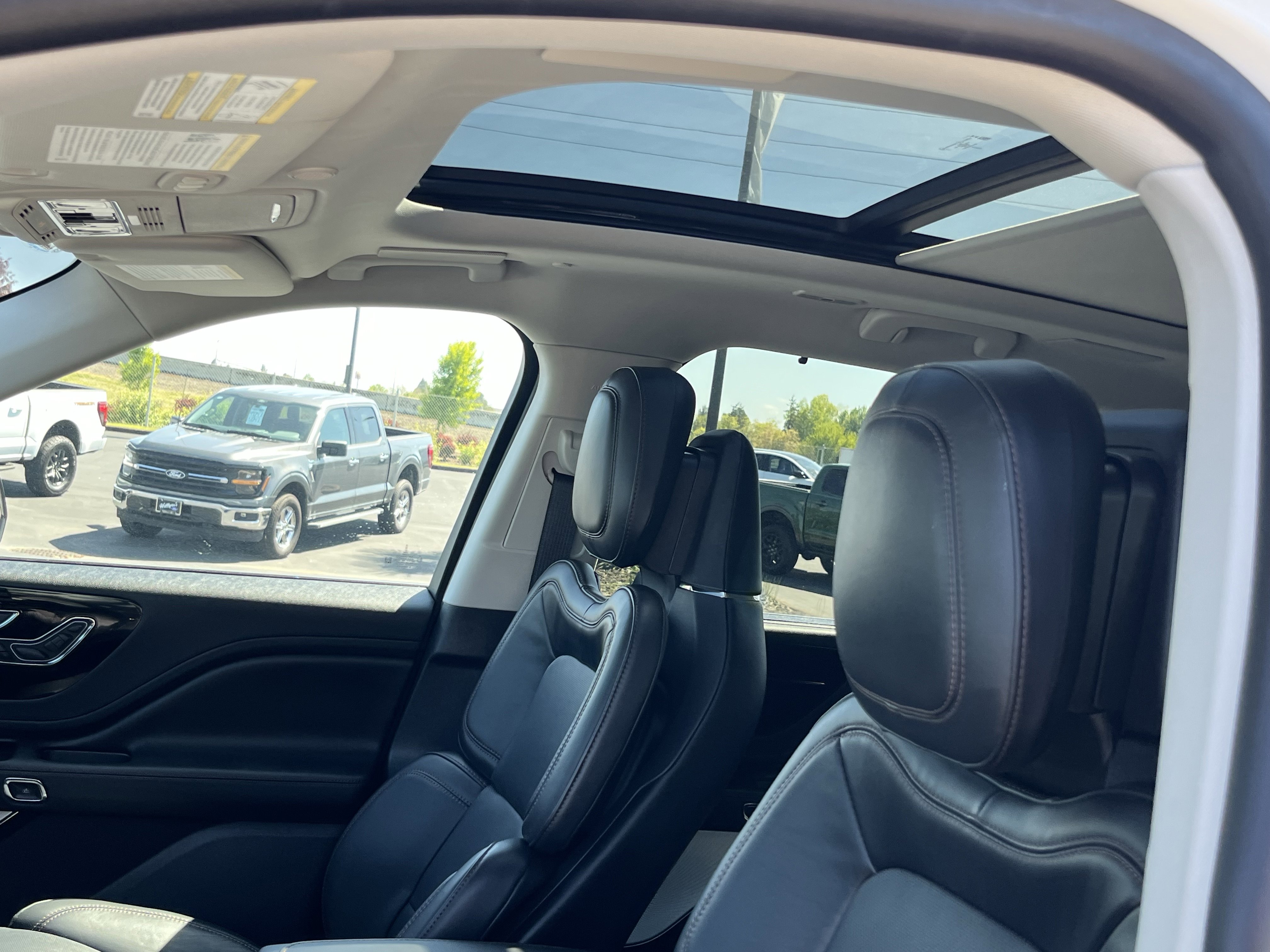 Used 2025 Lincoln Aviator Reserve w/ Luxury Package AWD/4WD image 16