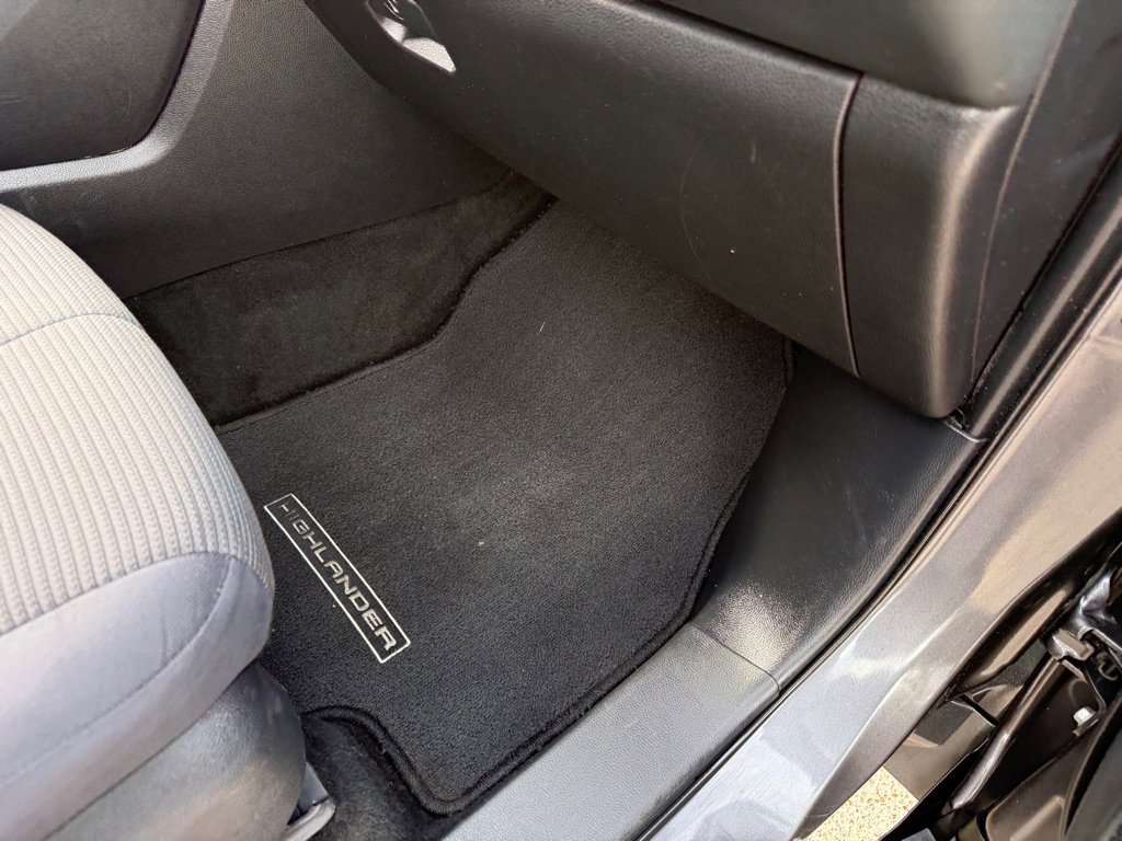 Used 2021 Toyota Highlander LE FWD image 24