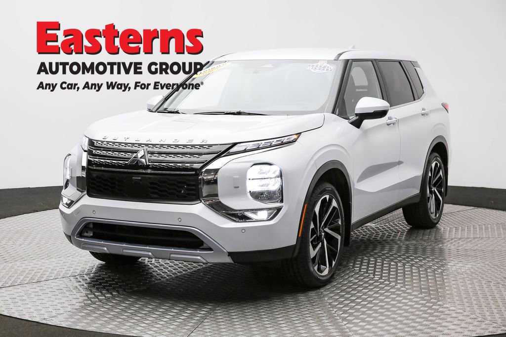 Used 2024 Mitsubishi Outlander SE image 1