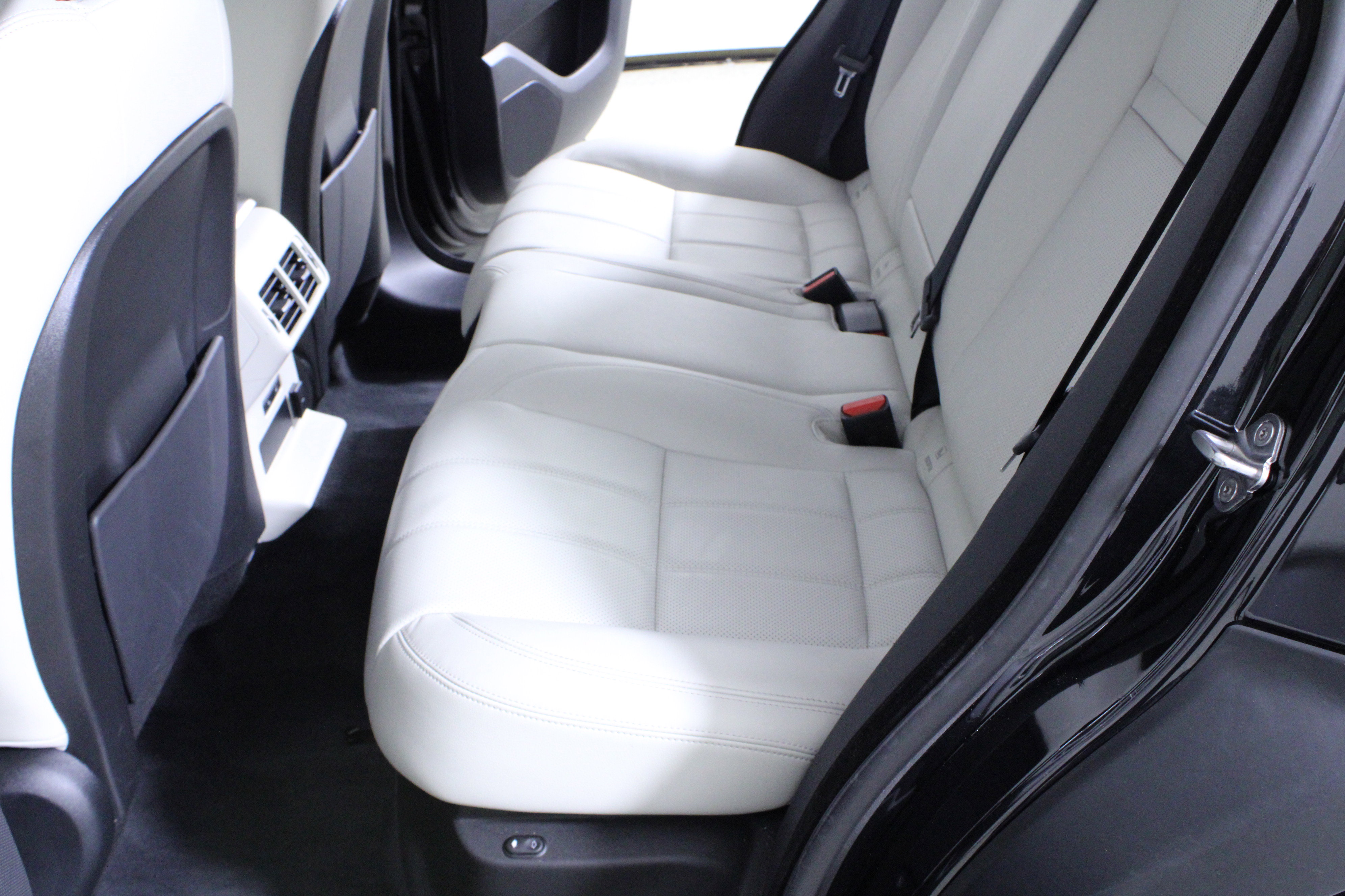 Used 2023 Land Rover Range Rover Velar R-Dynamic S image 12