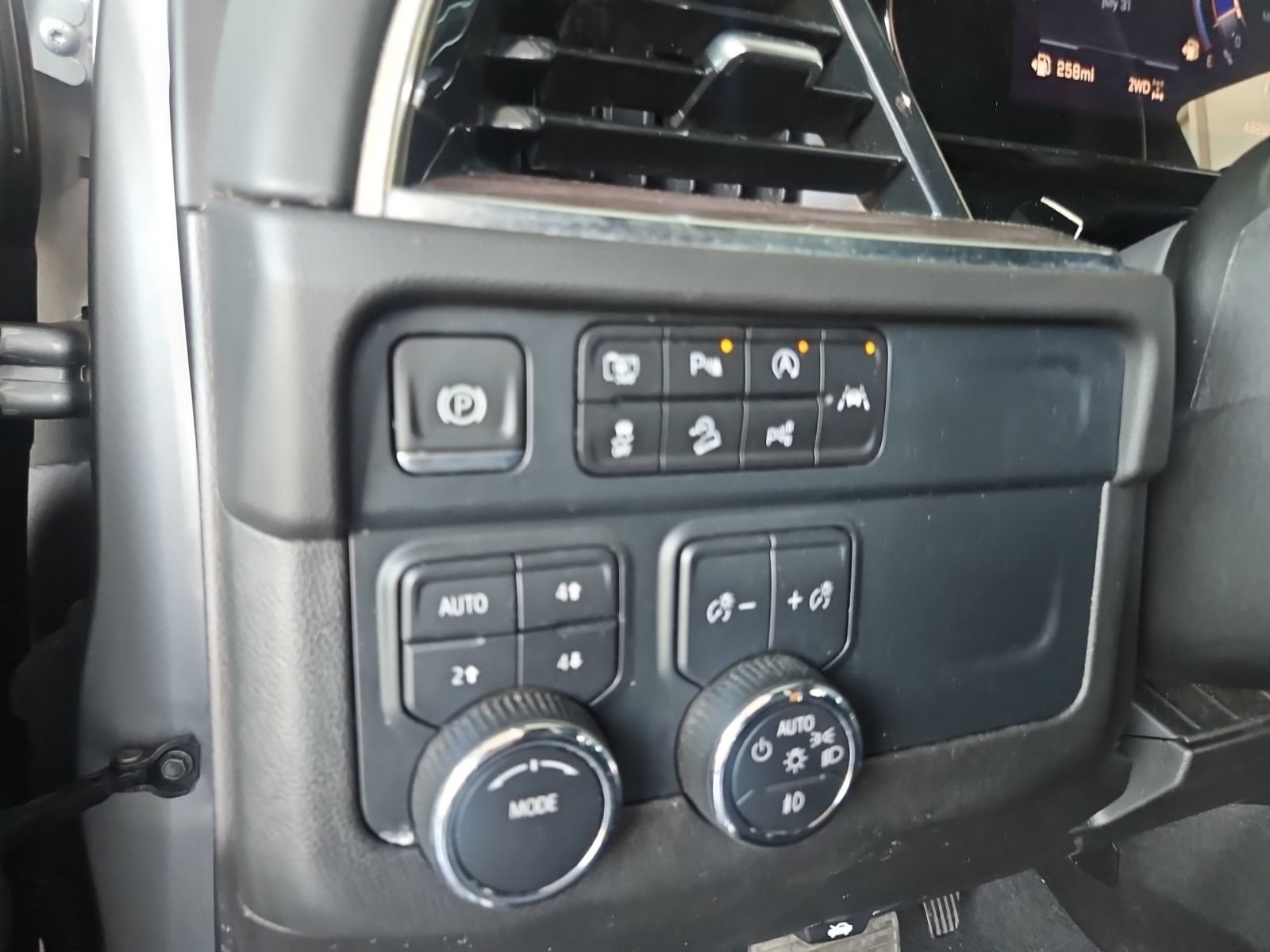 Used 2025 Chevrolet Suburban Z71 AWD/4WD image 14