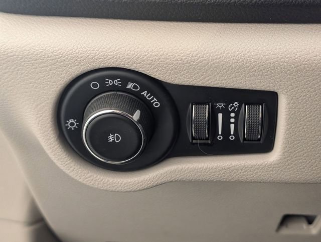 Used 2023 Chrysler Pacifica Limited image 16
