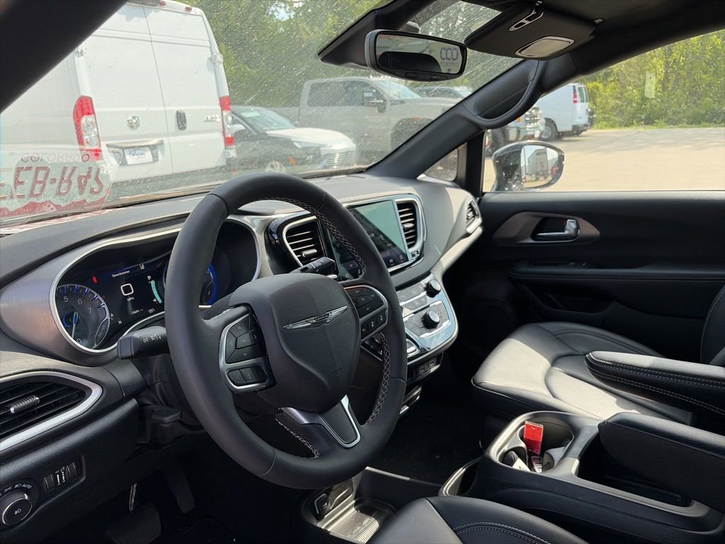 Used 2025 Chrysler Pacifica Select FWD image 17