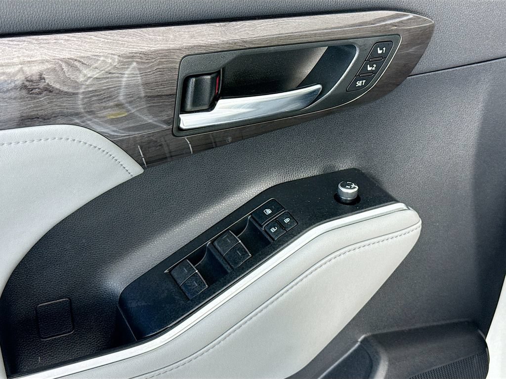 Used 2022 Toyota Highlander Limited FWD image 24