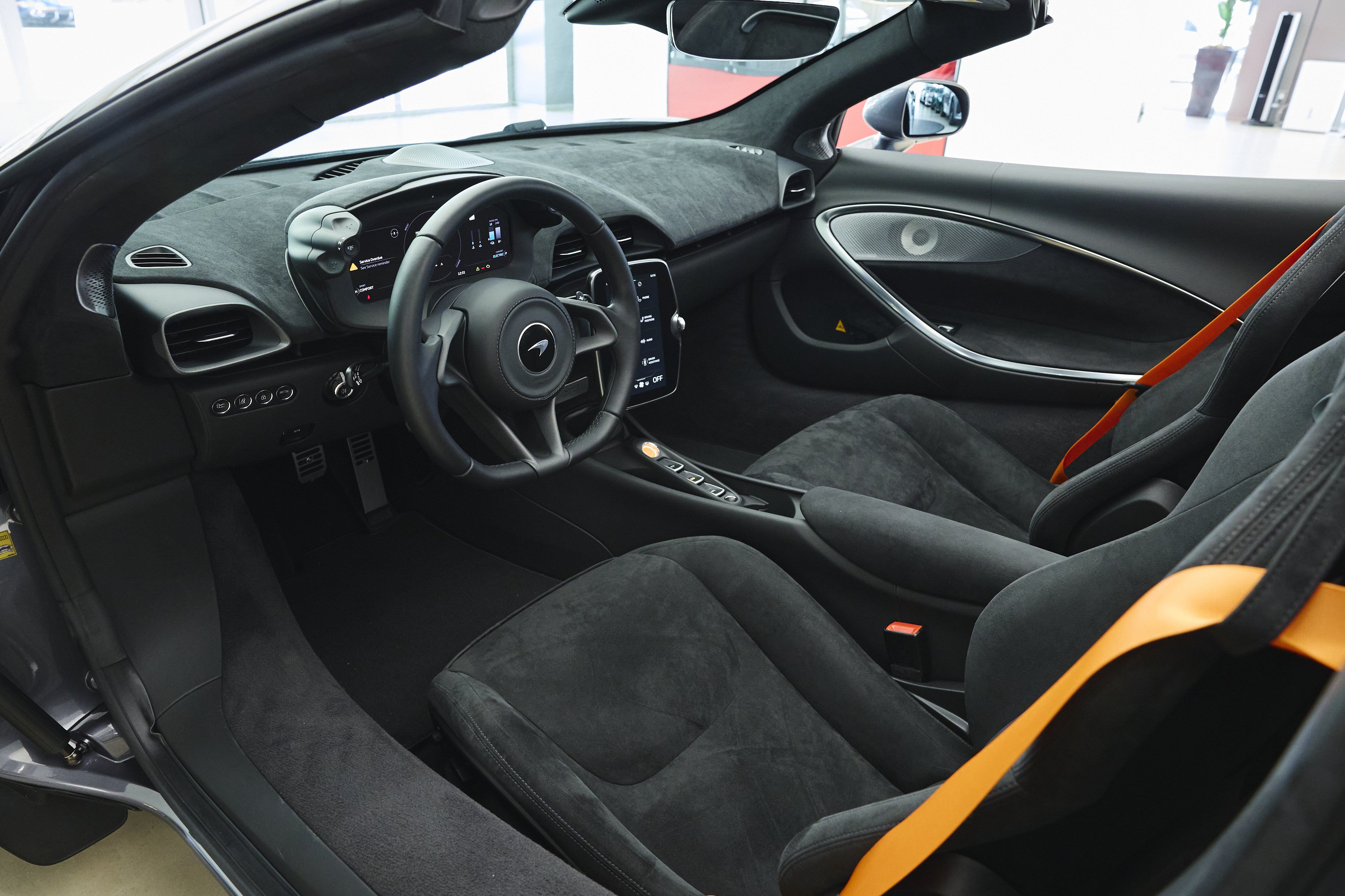 Used 2025 McLaren Artura Spider RWD image 32
