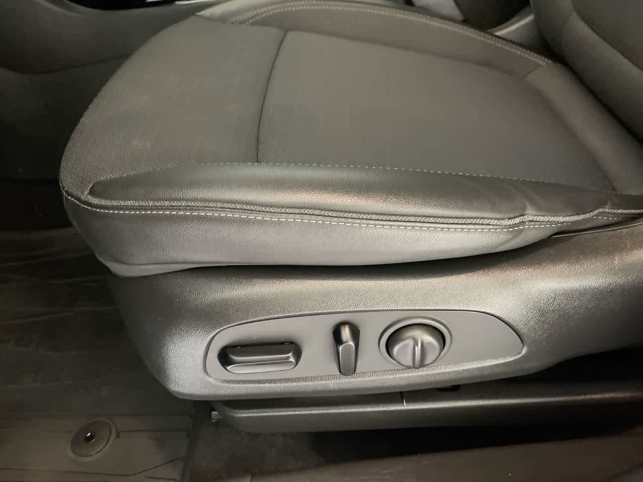 Used 2022 Buick Encore GX Select AWD/4WD image 12