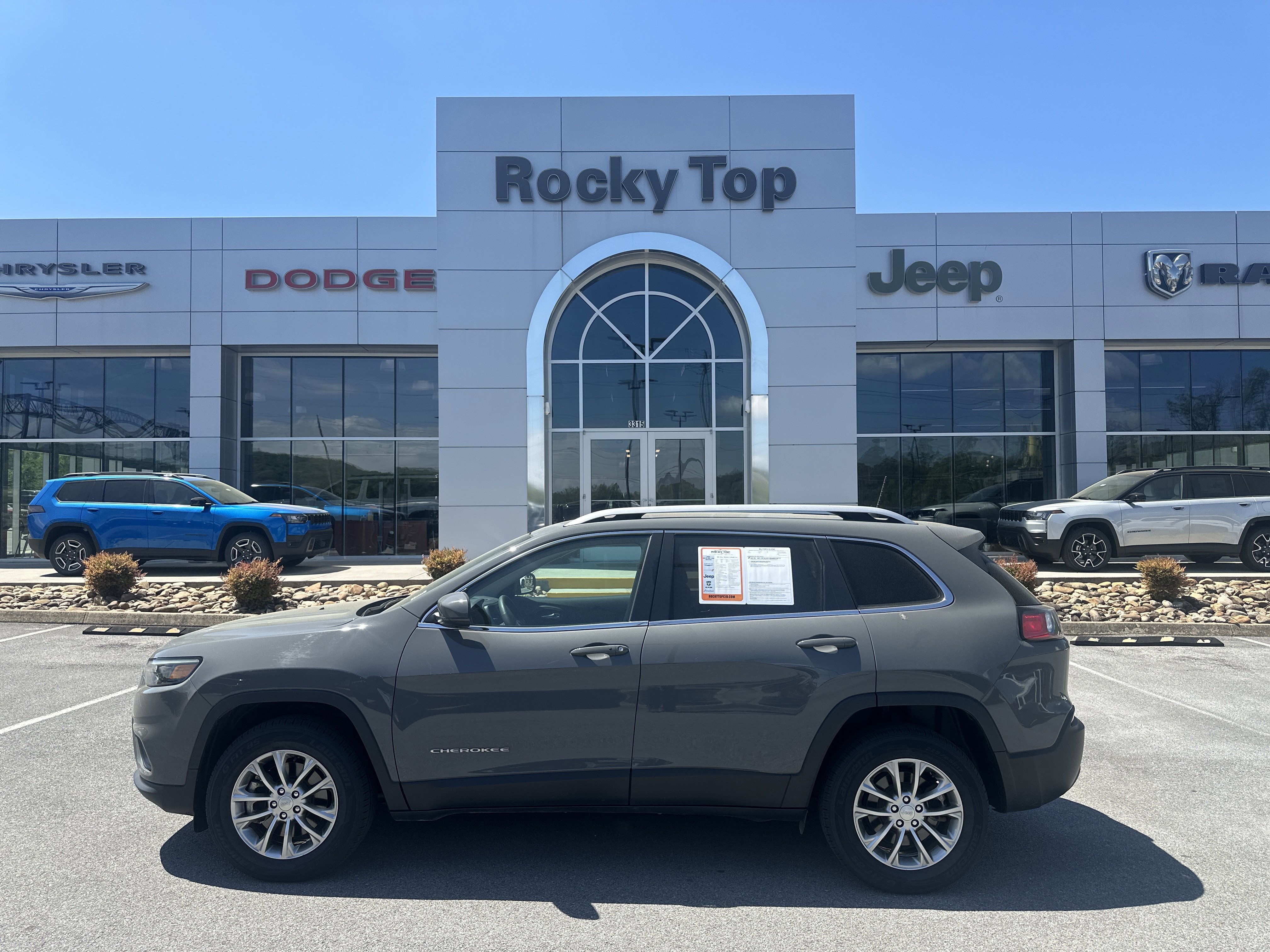 Used 2021 Jeep Cherokee Latitude Lux w/ Comfort/Convenience Group AWD/4WD image 1