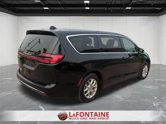 Used 2024 Chrysler Pacifica Touring-L FWD image 8