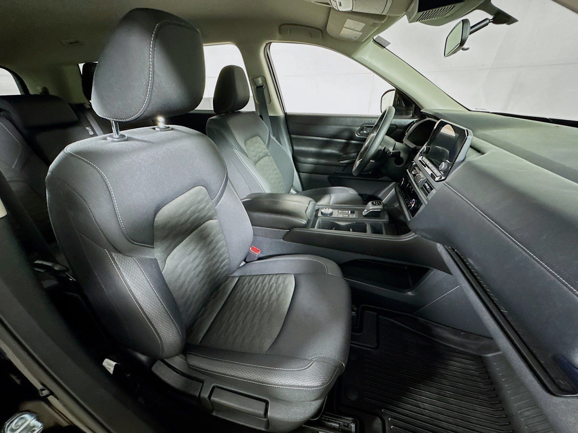Used 2025 Nissan Pathfinder S AWD/4WD image 25