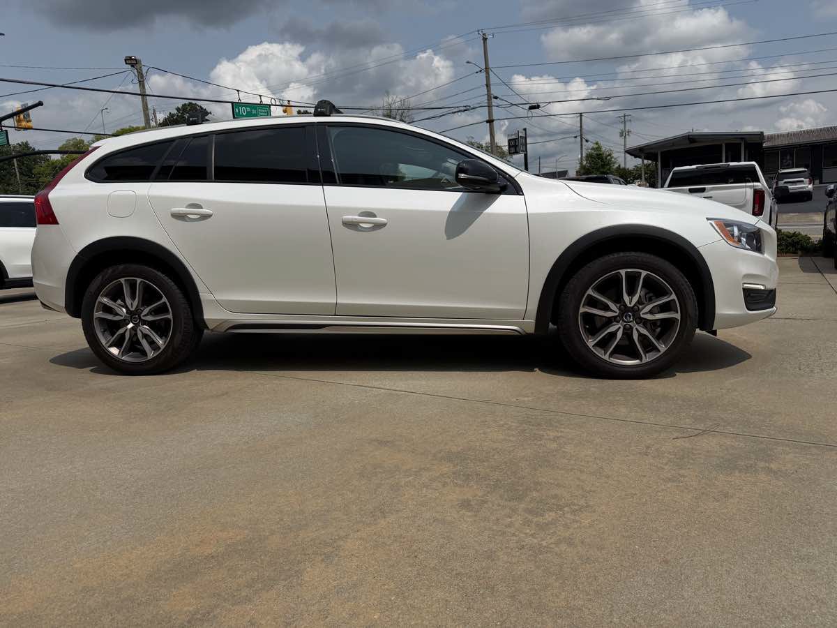 Used 2018 Volvo V60 T5 Cross Country AWD/4WD image 6