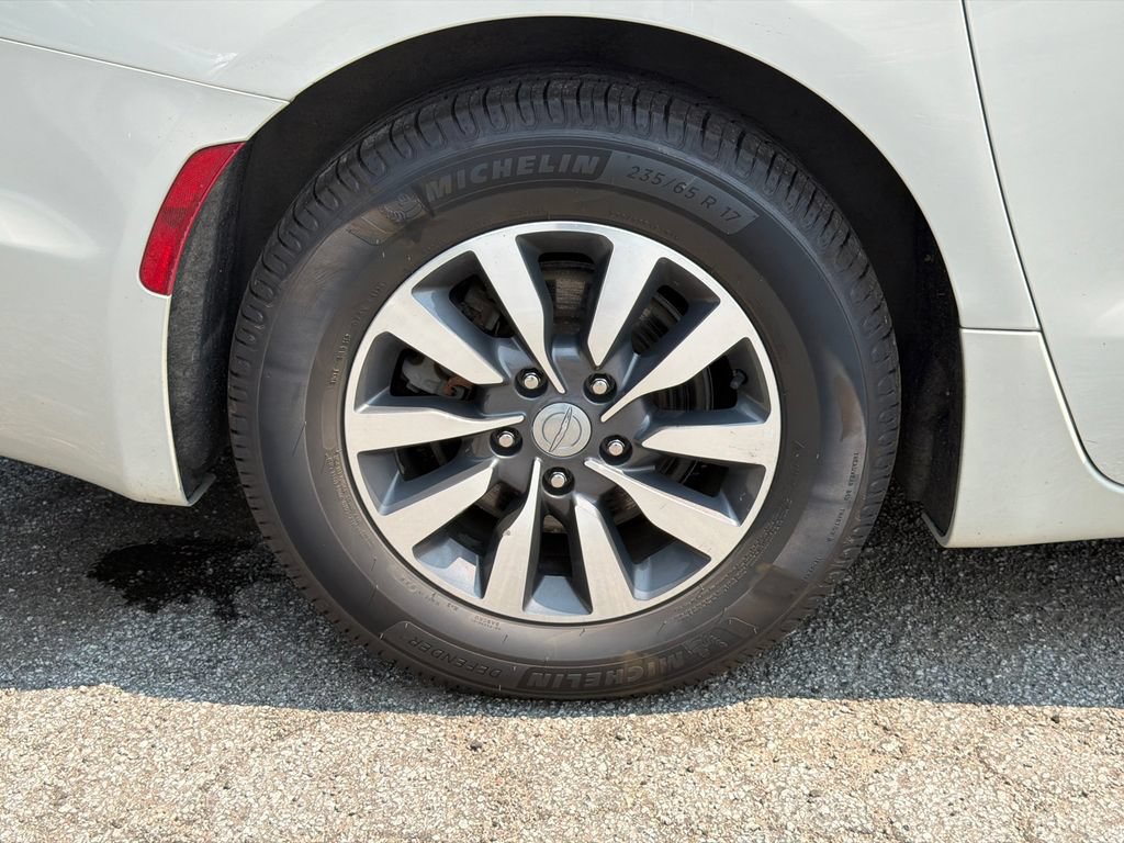 Used 2020 Chrysler Pacifica Limited w/ Advanced Safetytec Group FWD image 23