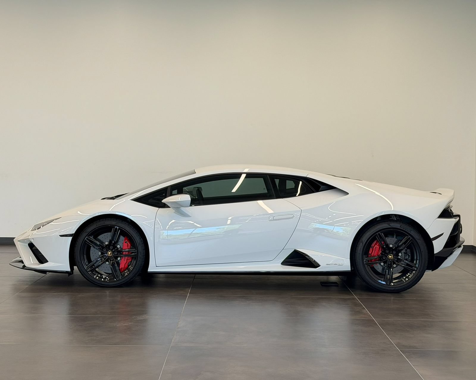 Used 2022 Lamborghini Huracan EVO RWD image 8