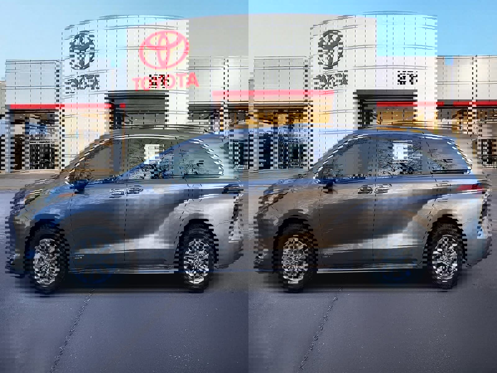 Used 2021 Toyota Sienna XLE image 8