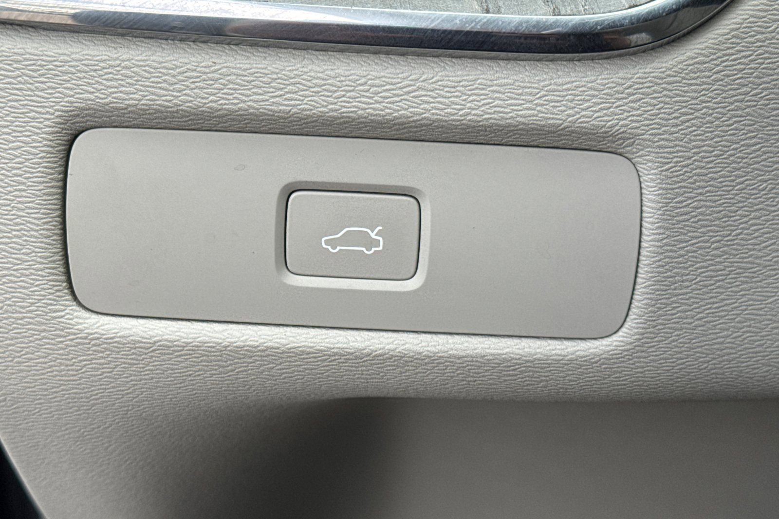 Used 2023 Volvo XC60 B5 Plus image 31