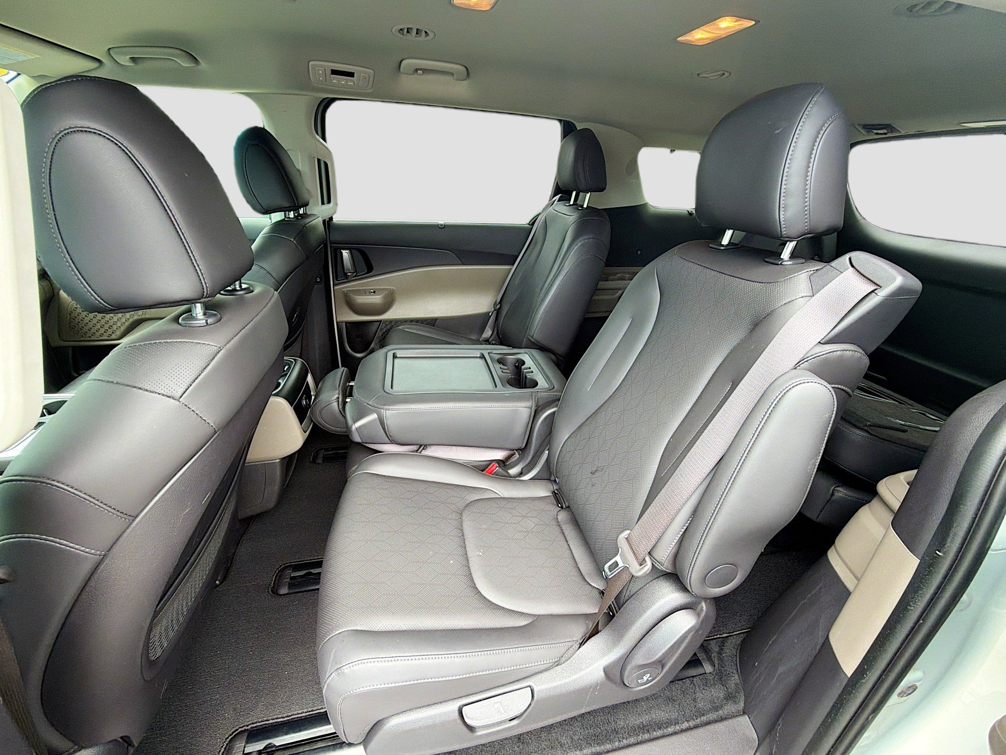 Used 2025 Kia Carnival EX image 23