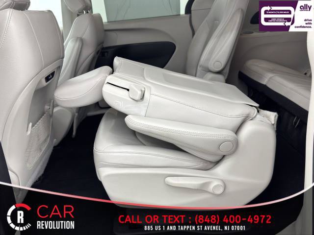Used 2021 Chrysler Pacifica Touring-L FWD image 54