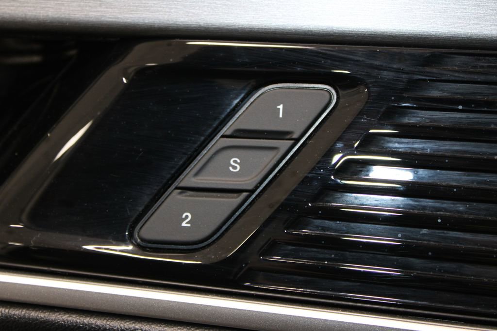 Used 2025 Jeep Wagoneer L Series II w/ 8-pass Seating Package image 49