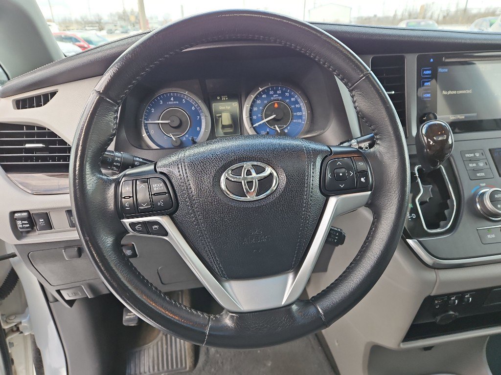 Used 2016 Toyota Sienna XLE image 11