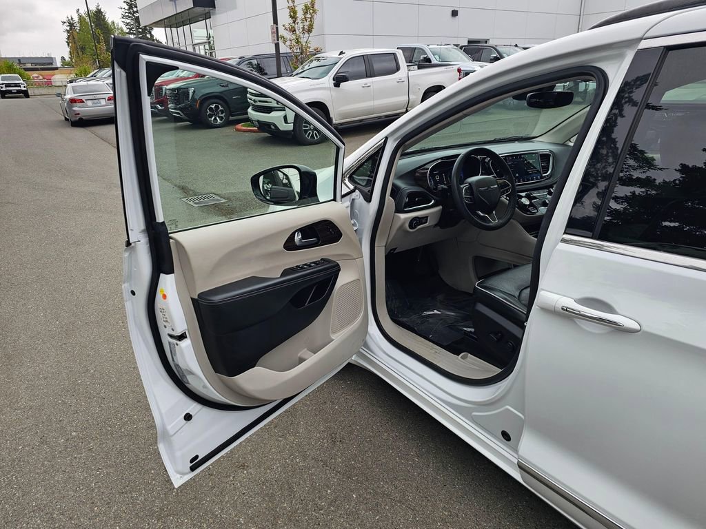 Used 2023 Chrysler Pacifica Limited FWD image 21
