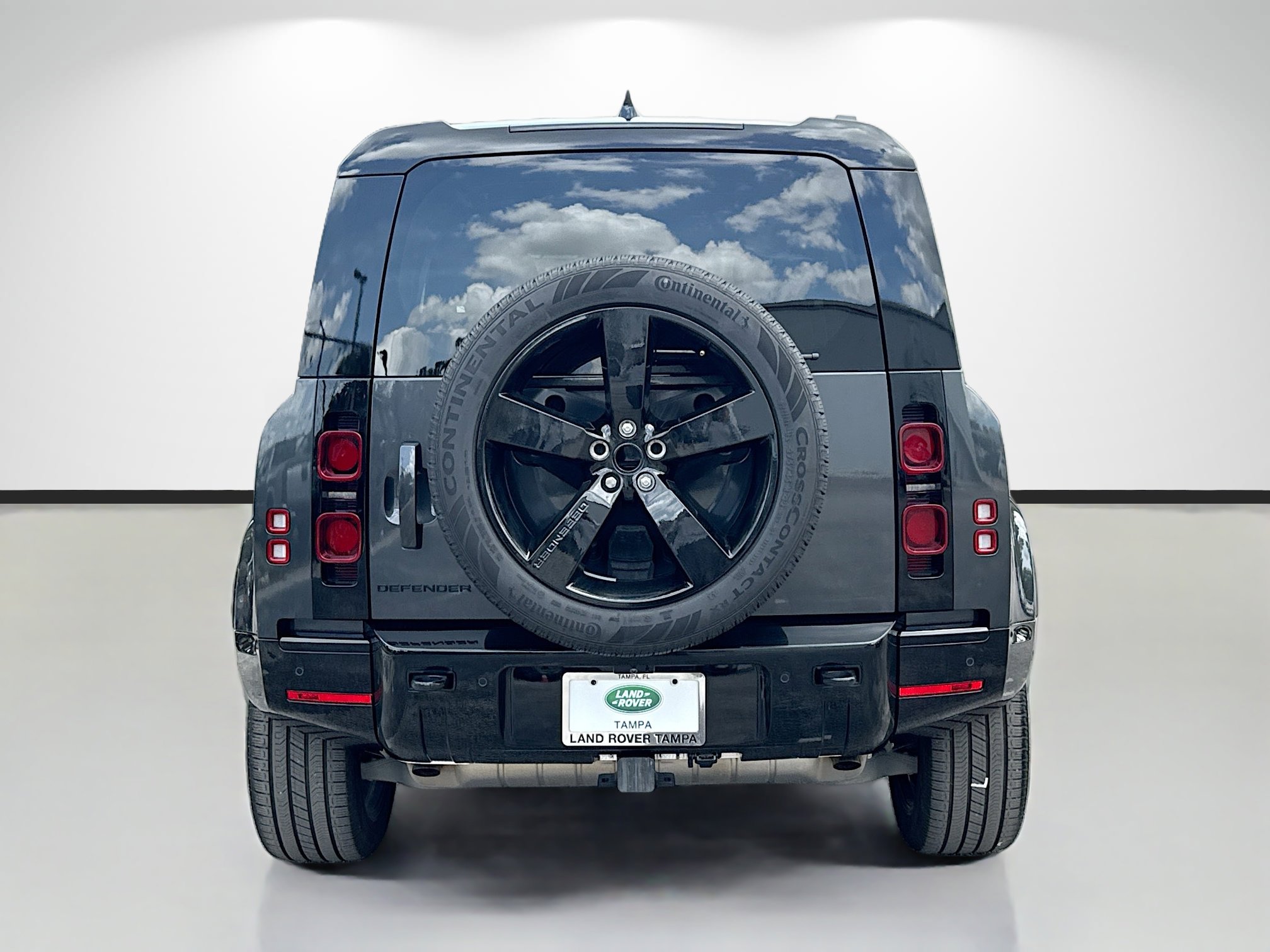 Used 2025 Land Rover Defender 90 X-Dynamic SE AWD/4WD image 4