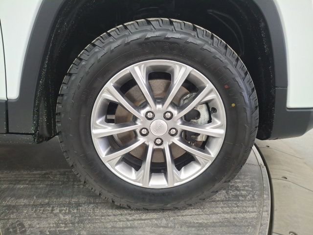 Used 2021 Jeep Cherokee Latitude Plus image 30