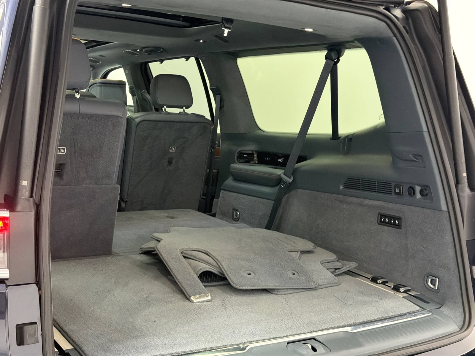 Used 2023 Jeep Grand Wagoneer L Series II w/ Premium Group II AWD/4WD image 8