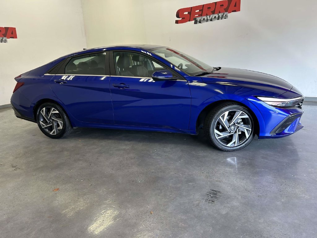 Used 2025 Hyundai Elantra Limited FWD image 2