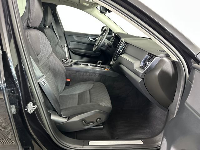 Used 2023 Volvo XC60 B5 Core image 28